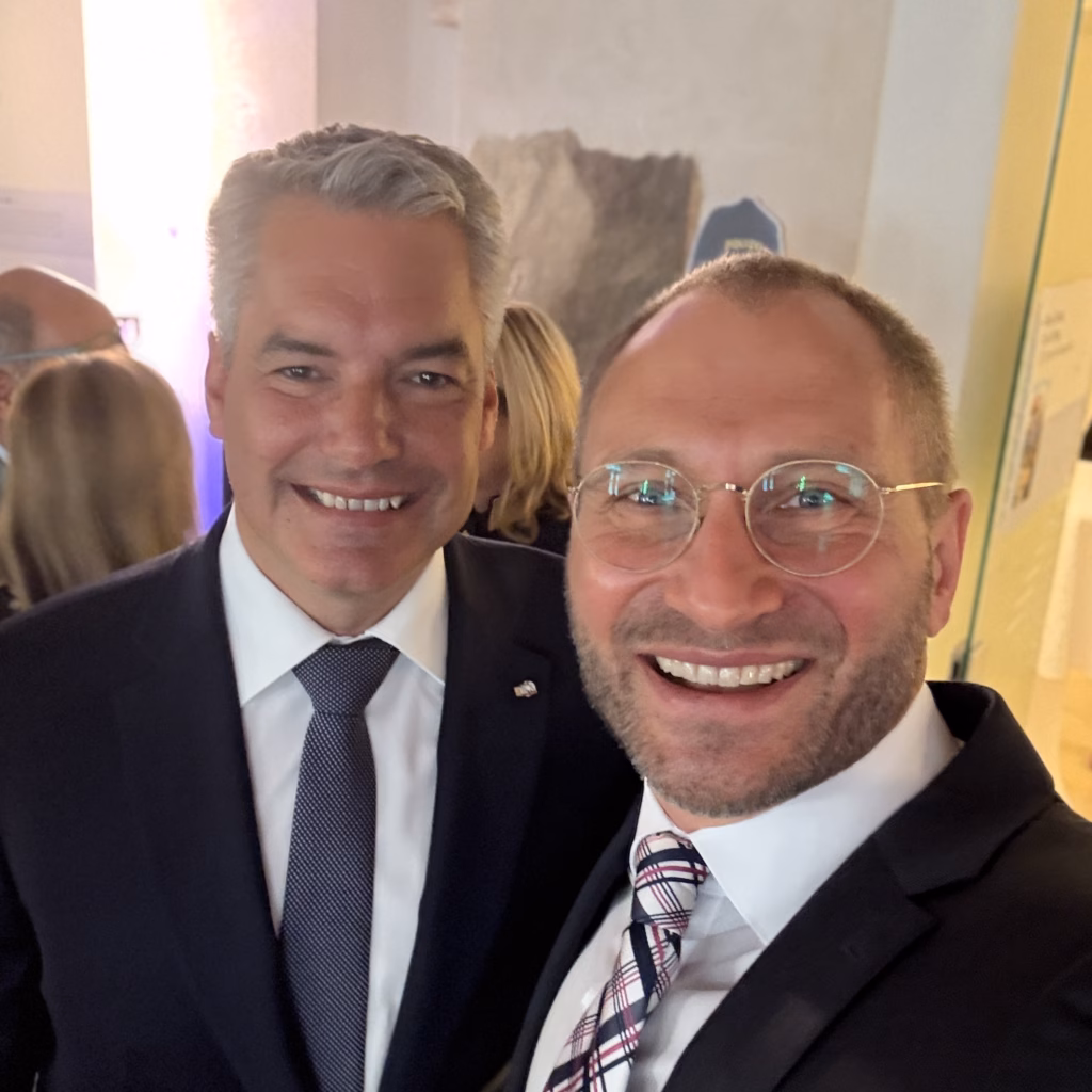 L'ancien chancelier fédéral et ancien ministre de l'Intérieur Karl Nehammer et le Dr Bernd Bürger lors de la cérémonie des 20 ans de la police fédérale à Vienne