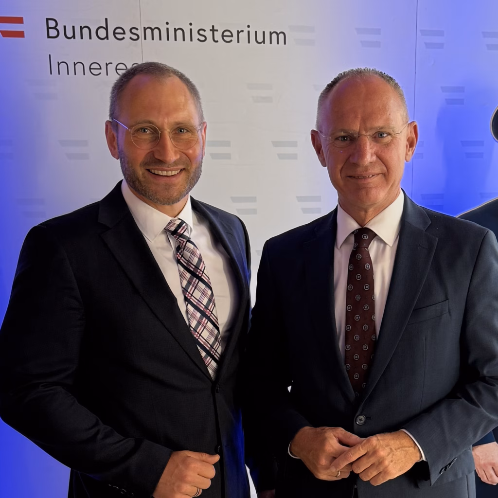 Le ministre de l'Intérieur Gerhard Karner et le Dr Bernd Bürger lors de la cérémonie des 20 ans de la police fédérale à Vienne